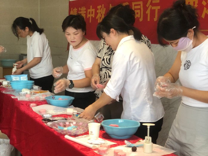 鼎鑫中心迎中秋：DIY月餅樂翻天，物業(yè)暖心添喜慶